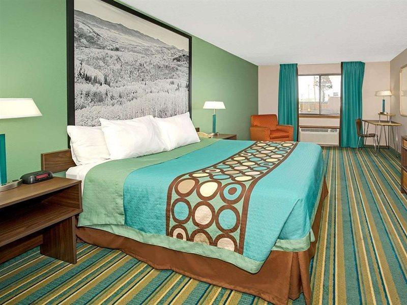Super 8 By Wyndham Denver Stapleton Экстерьер фото
