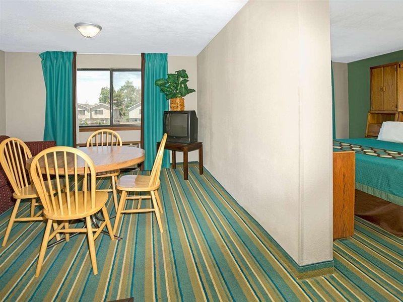 Super 8 By Wyndham Denver Stapleton Экстерьер фото