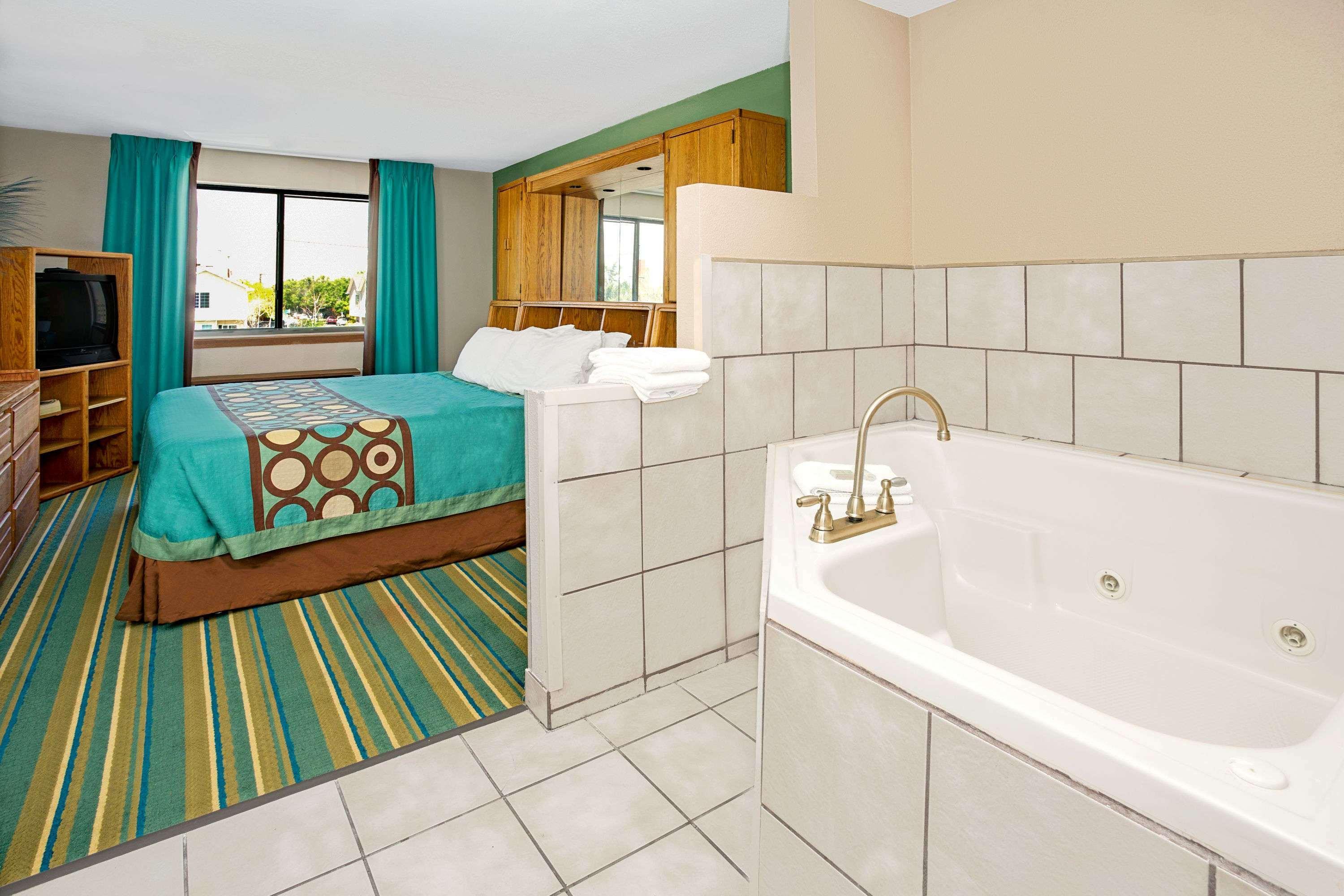 Super 8 By Wyndham Denver Stapleton Экстерьер фото