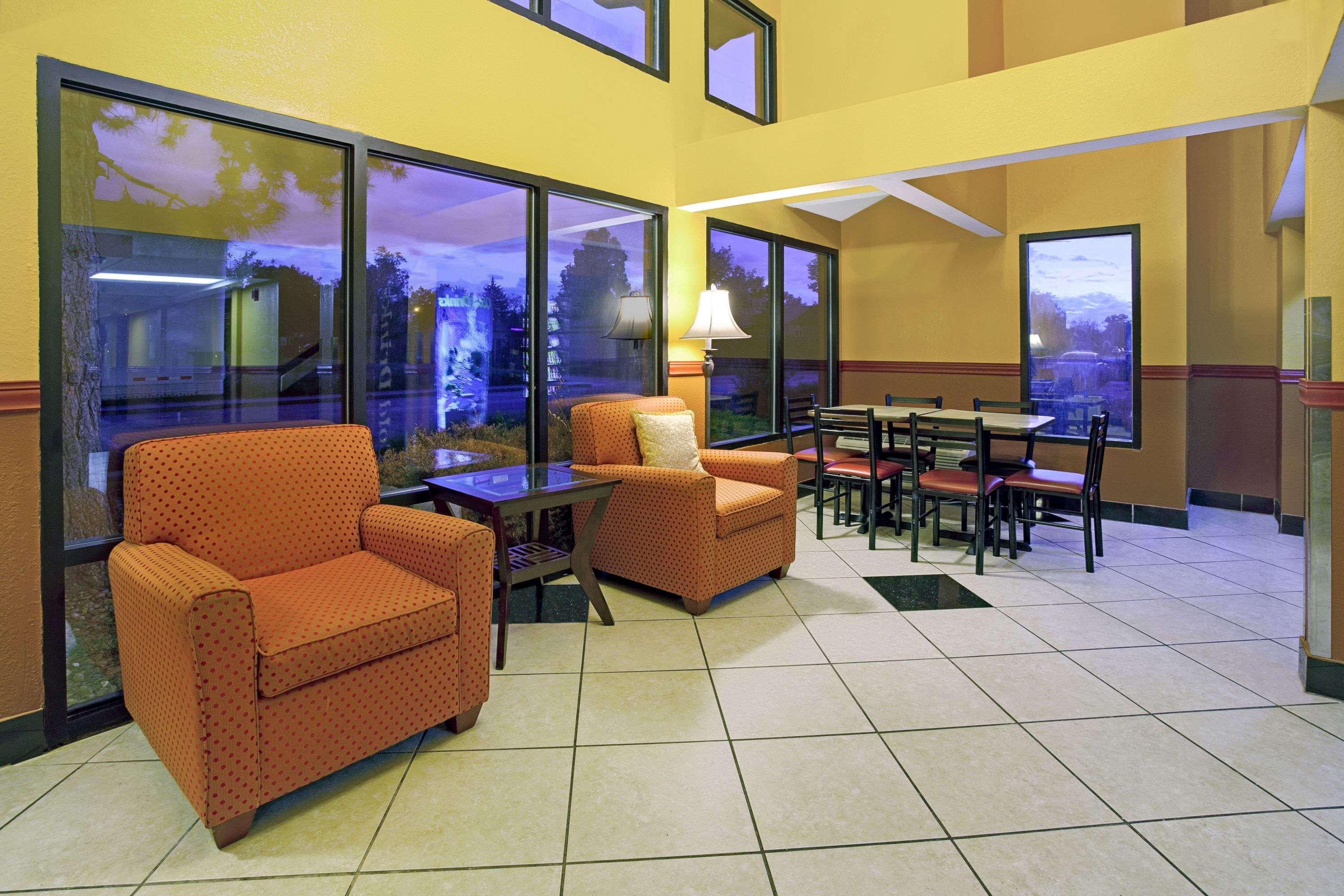Super 8 By Wyndham Denver Stapleton Экстерьер фото