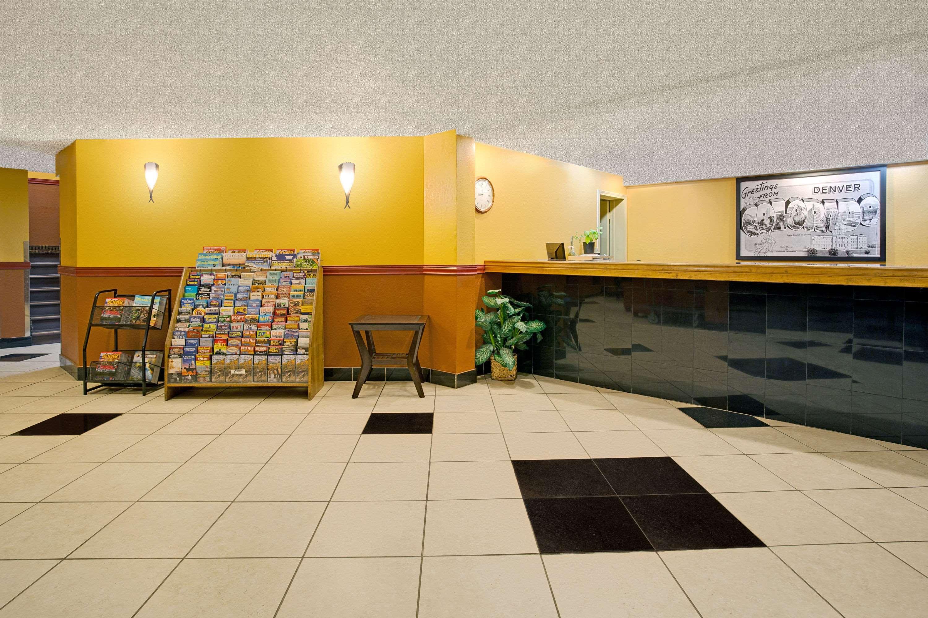 Super 8 By Wyndham Denver Stapleton Экстерьер фото