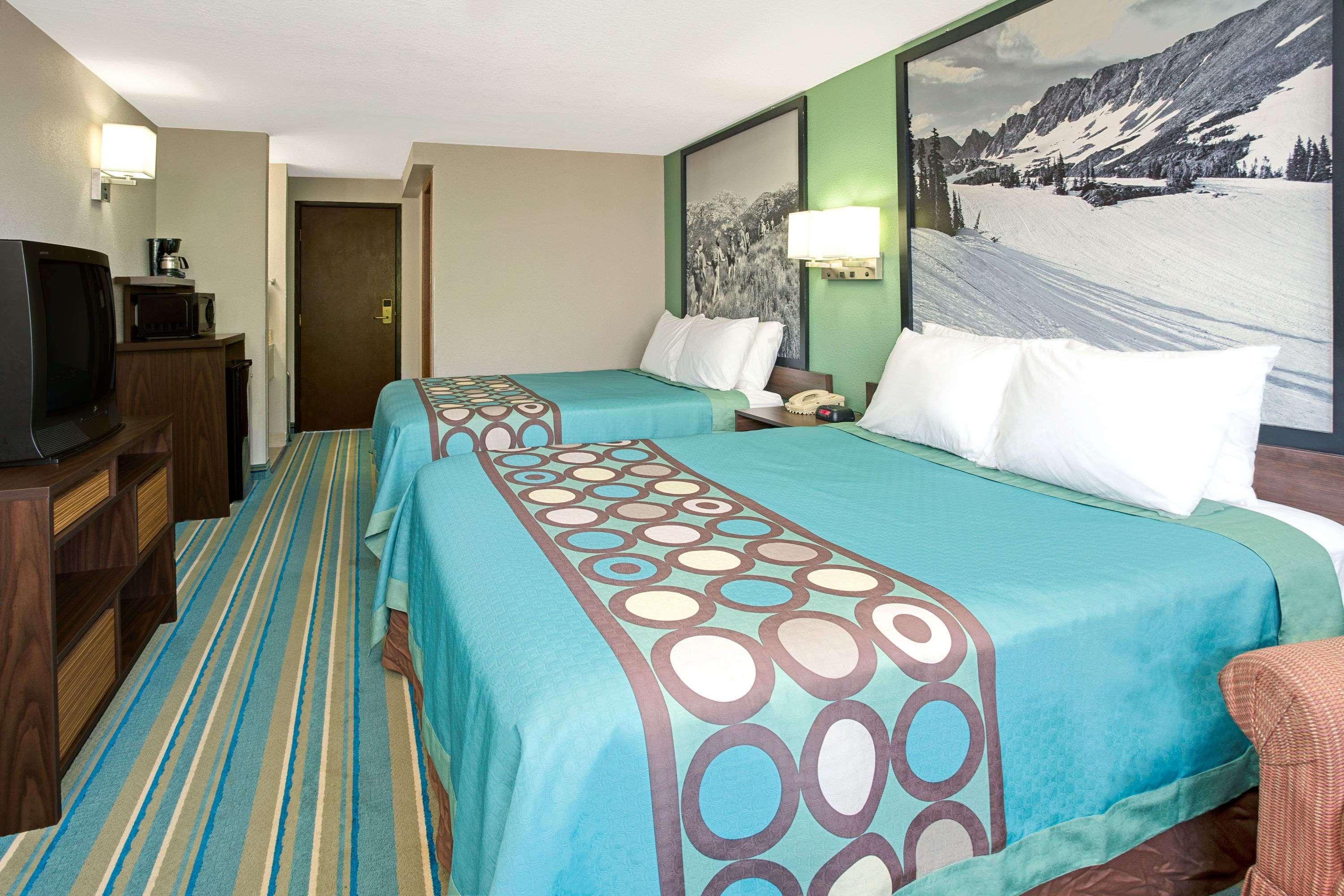 Super 8 By Wyndham Denver Stapleton Экстерьер фото