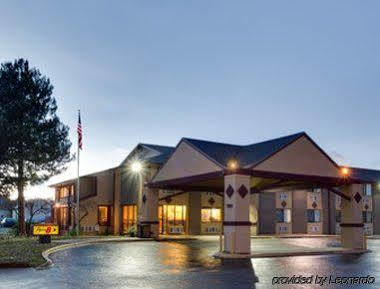 Super 8 By Wyndham Denver Stapleton Экстерьер фото