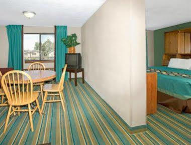 Super 8 By Wyndham Denver Stapleton Экстерьер фото