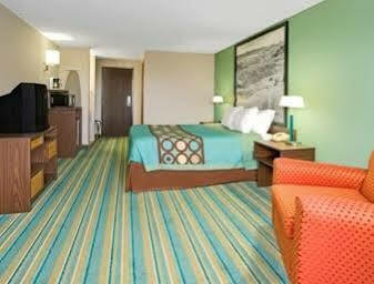 Super 8 By Wyndham Denver Stapleton Экстерьер фото